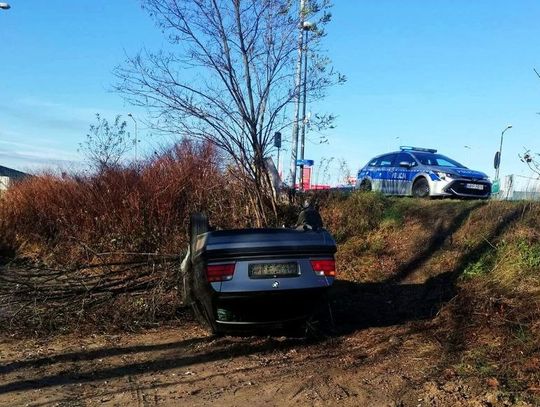 Po dachowaniu kierowca BMW zabrał blachy i zniknął. Myślał, że dzięki temu go nie znajdą