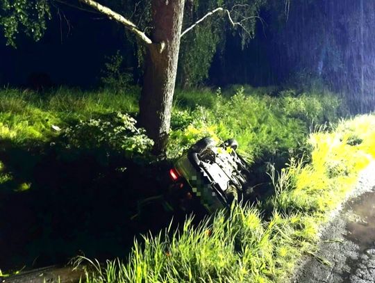 Po dachowaniu w rowie kierowca uciekł do lasu. Policjanci zatrzymali go i znaleźli narkotyki