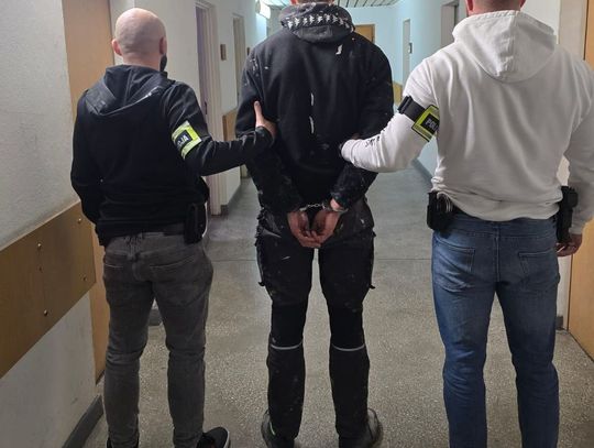 Po kłótni z dziewczyną ukradł auto spod bloku. Uszkodził wóz, po czym porzucił go w lesie