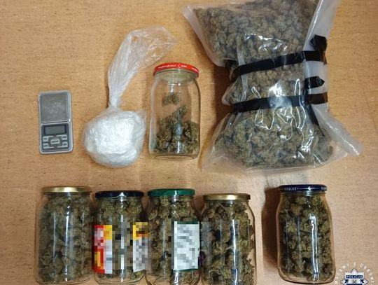 Po kłótni z kolegą wezwał do mieszkania policję. Zarówno zgłaszający, jak i znajomy mieli narkotyki