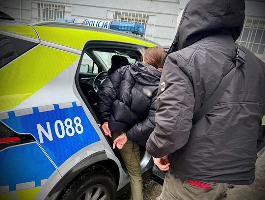 Po kłótni z mamą 17-latka skończyła w kajdankach. W pokoju nastolatki policjanci znaleźli narkotyki