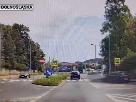 Po kolizji wjechał na chodnik i potrącił dwie osoby. Dramatyczny wypadek w Jeleniej Górze