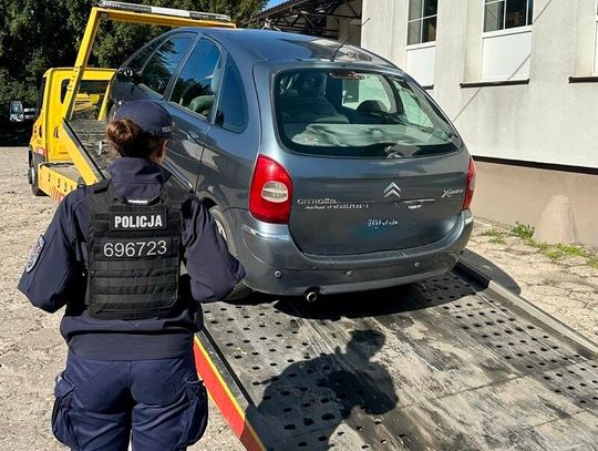Po kontroli auto trafiło na lawetę. Nie miało przeglądu i OC, a kierowca prowadził z zakazem