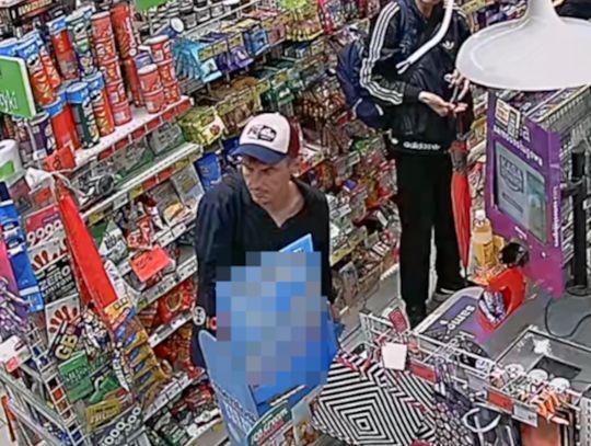 Po kradzieży plecaka ruszyli na zakupy z cudzą kartą. Jeśli ich poznajesz - powiadom policję