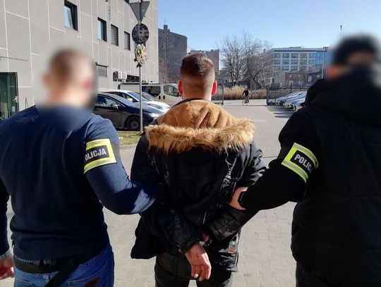 Po krótkiej obserwacji policjanci weszli do mieszkania 23-latka. W środku znaleźli 4 kg narkotyków