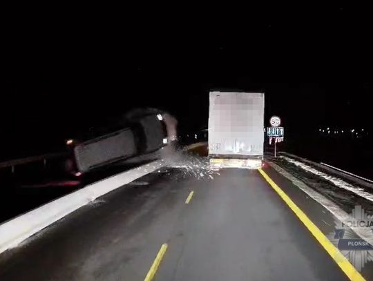 Po najechaniu na bariery auto przeleciało na drugą stronę jezdni. Doszło do karambolu [WIDEO]