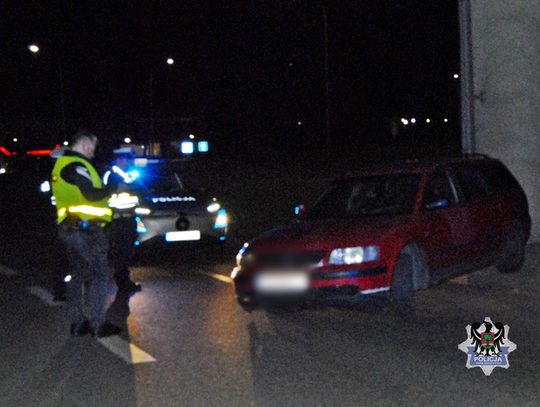 Po pijaku kręcił bączki starym passatem. W końcu rozbił auto, chwilę później go zgarnęli