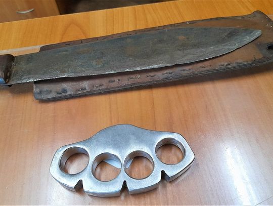 Po pijaku razem z facetem groziła swoim siostrom. Mieli kastet i maczetę