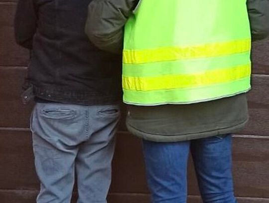 Po pijaku rozbił mercedesa na słupie. Policjantom wmawiał, że kierował "jakiś mężczyzna"