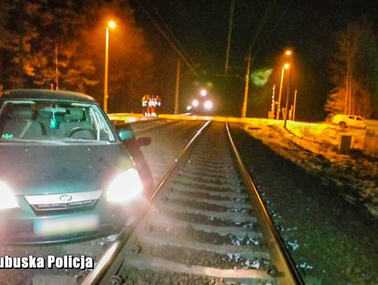 Po pijaku wjechała na torowisko. Porzuciła auto, wzięła dziecko i uciekła z nim do lasu