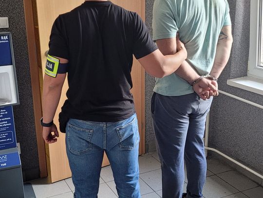 Po pijaku wsiadł do auta i ruszył. 36-latek po drodze uderzał w auta. Ludzie wybiegli z domów i go zatrzymali