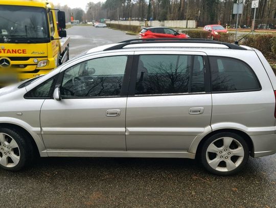 Po pijaku zobaczył w pogodzie, że będzie śnieg i pojechał zmienić opony. Został z zimówkami, bo policja zabrała mu auto