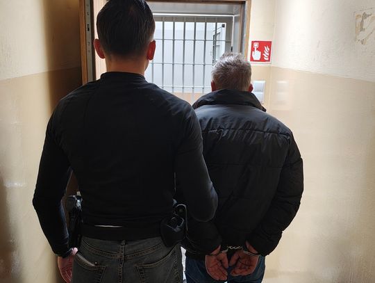 Po pościgu porzucił auto i zgubił goniących go policjantów. Wpadł, bo złapał tajniaków "na stopa"