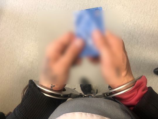 Po rozstaniu kobieta ukradła kartę byłemu facetowi. Zanim się połapał jej nowy chłopak wypłacił blisko 7 tysięcy złotych