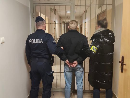 Po skoku na sklep, spakował się i wyjechał do Warszawy. Chciał zmienić wygląd, żeby zgubić policję