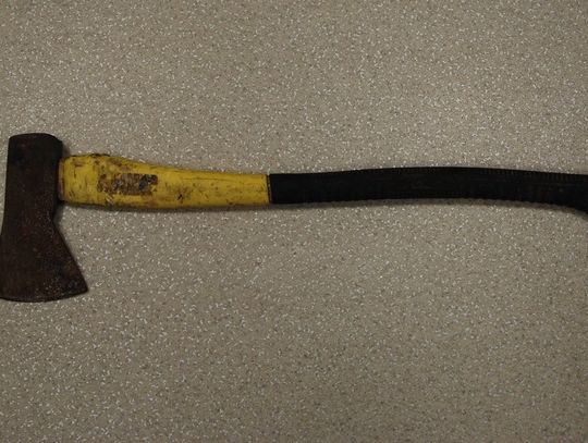 Po uderzeniu przez kolegę stracił przytomność. Gdy się ocknął bili go w trzech, jeden użył siekiery