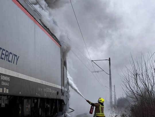 Po uderzeniu przez pociągi auto stanęło w ogniu. Pożar objął również jedną z lokomotyw