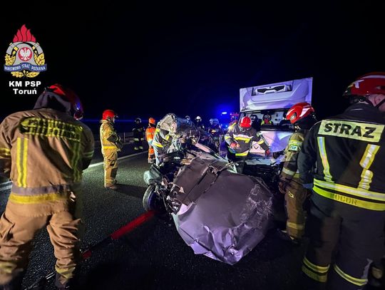 Po uderzeniu w bariery opel został staranowany przez dwie ciężarówki. W wypadku zginął 23-latek Po uderzeniu w bariery opel został staranowany przez dwie ciężarówki. W wypadku zginął 23-latek