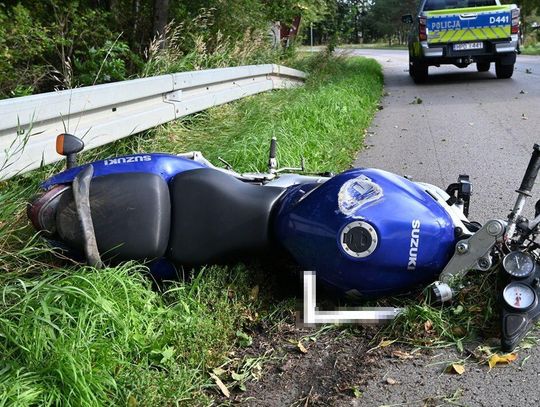 Po uderzeniu w bariery z motocykla wyrwało koło razem z widelcem. Mężczyzna jechał za szybko i nie opanował maszyny