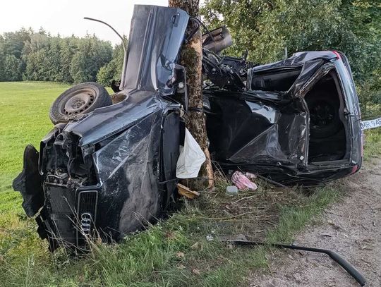 Po uderzeniu w drzewo audi owinęło się wokół pnia. 21-letni kierowca zginął na miejscu