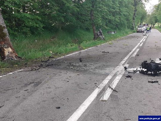 Po uderzeniu w drzewo audi rozpadło się na dwie części. 30-letni kierowca zginął na miejscu [FOTO]