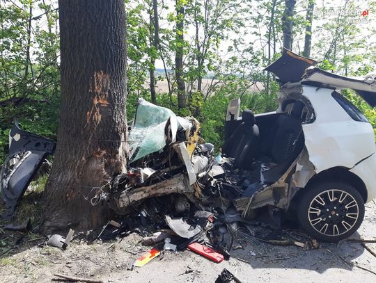 Po uderzeniu w drzewo fiat dosłownie rozpadł się. 34-letni kierowca zginął na miejscu [FOTO]