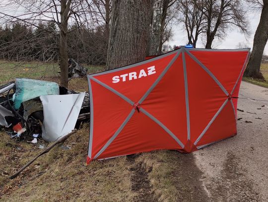 Po uderzeniu w drzewo honda rozpadła się na dwie części. 29-letni kierowca zginął na miejscu