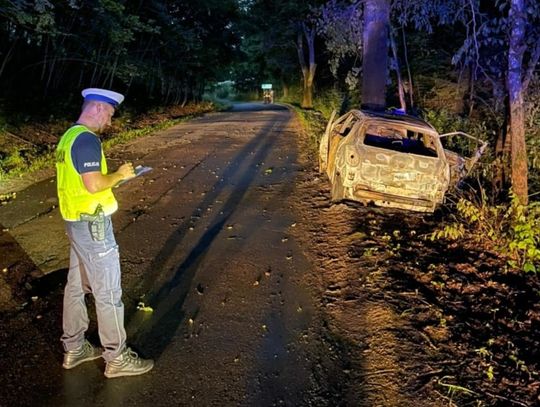 Po uderzeniu w drzewo skoda stanęła w ogniu. Nieprzytomnego kierowcę z auta wyciągnął świadek
