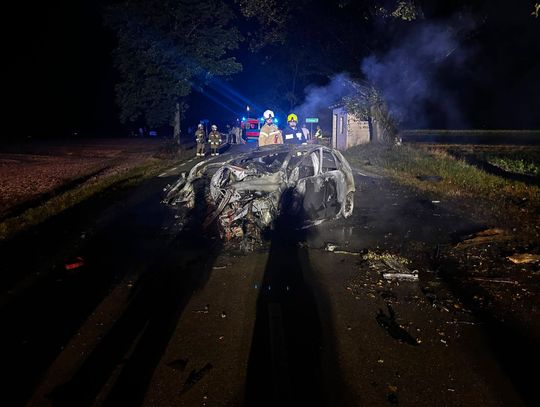 Po uderzeniu w drzewo Volkswagen spłonął. Policjanci ustalają tożsamość ofiary