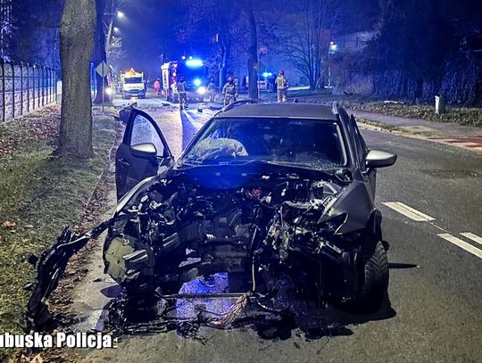 Samochód uderzył w drzewo z taką siłą, że wypadł z niego silnik. Pijanemu kierowcy nic się nie stało