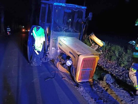 Po uderzeniu w drzewo z traktora odpadły przednie koła. Pijany kierowca zostawił maszynę i odszedł