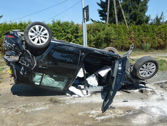 Po uderzeniu w przepust Volkswagen dachował. Kierowca i pasażerka trafili do szpitala