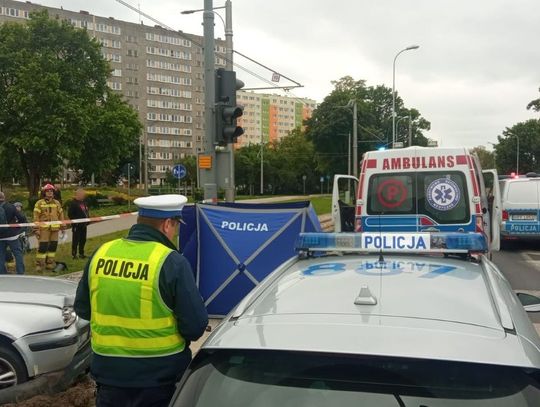 Po uderzeniu w słup uszkodzony sygnalizator przewrócił się na pieszego. Mężczyzna zginął na miejscu