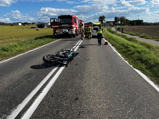 Po uderzeniu w tył auta motocyklista zderzył się z dwoma pojazdami jadącymi z naprzeciwka