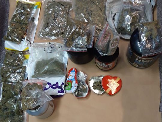 Po wejściu do mieszkania 36-latka znaleźli blisko 2 kg marihuany