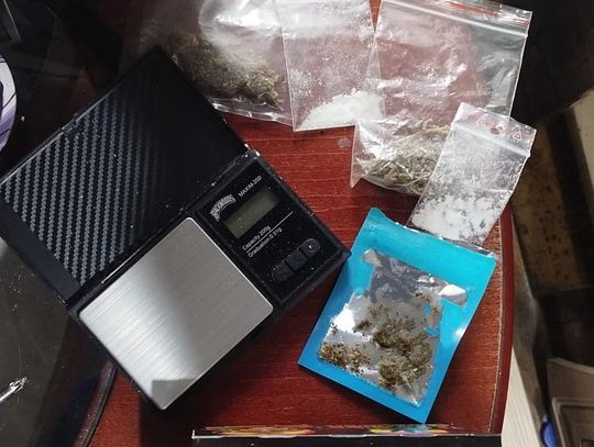 Po wejściu do mieszkania policjanci zobaczyli narkotyki leżące na stoliku w salonie. Zatrzymali lokatorkę