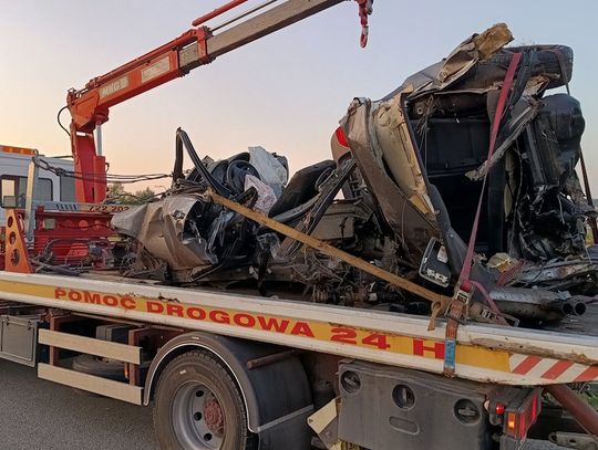 Po wypadku BMW rozpadło się na kawałki. Zginęła 19-letnia pasażerka, kierowca jest ciężko ranny