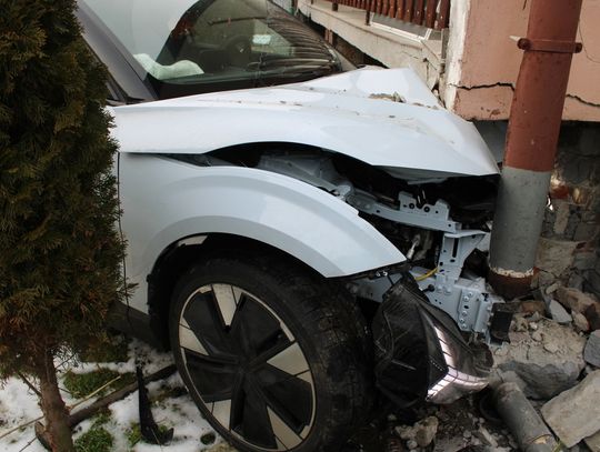 Po wypadku samochód automatycznie wezwał pomoc. Policjanci na miejscu nie zastali kierowcy