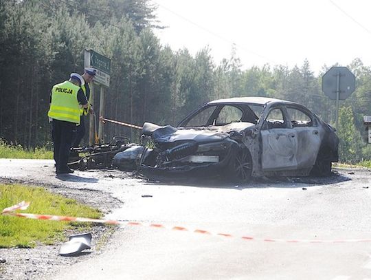 Po zderzeniu BMW i motocykl stanęły w ogniu. W wyniku wypadku zginął 35-letni motocyklista