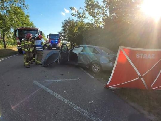 Po zderzeniu dwóch audi jeden z samochodów dachował. Zginęła kierująca, dwie osoby są ranne. ZDJĘCIA