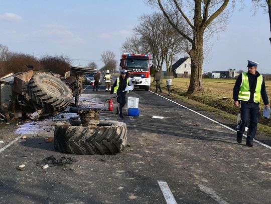 Po zderzeniu z busem ciągnik rozpadł się na części. Rolnik miał ogromne szczęście, że przeżył