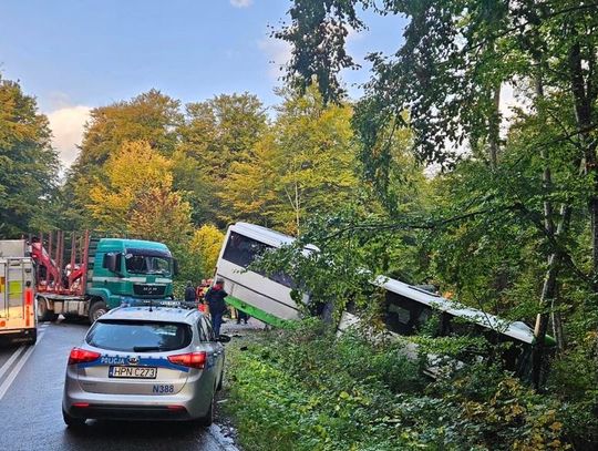Po zderzeniu z ciężarówką autobus z 50 pasażerami wjechał do rowu. Trzy osoby odniosły obrażenia