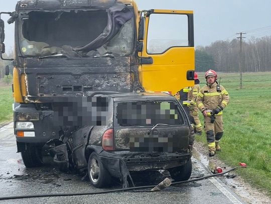 Po zderzeniu z ciężarówką opel stanął w ogniu. Kierowca zginął w płomieniach