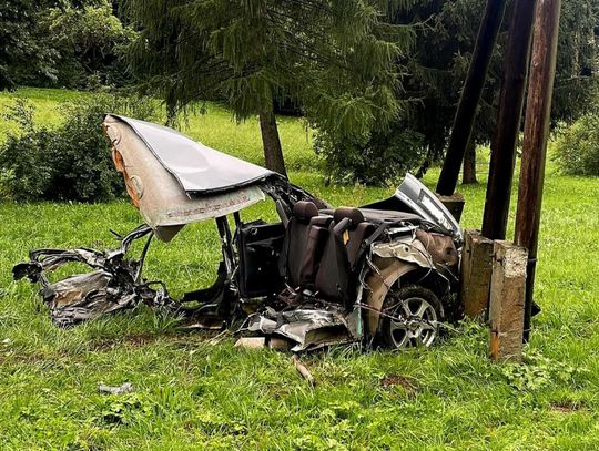 Po zderzeniu z dostawczakiem audi rozpadło się na dwie część. Młody kierowca miał szczęście w nieszczęściu