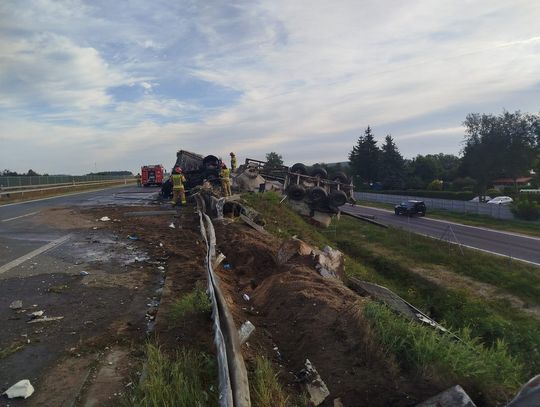 Po zderzeniu z fiatem cysterna wypadł z drogi i zapaliła się. Kierowca i pasażer zdołali uciec