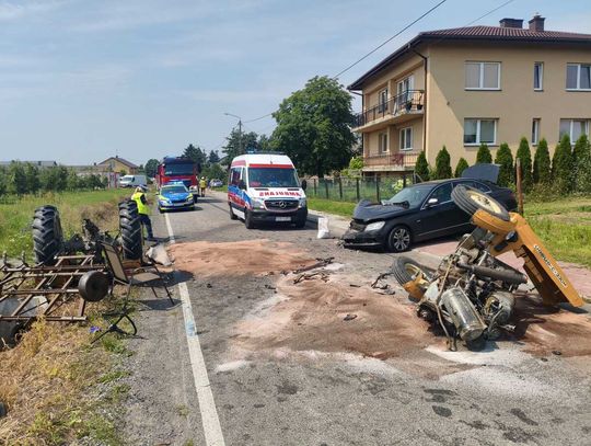 Po zderzeniu z Mercedesem Ursus rozpadł się na dwie części. Ranny mężczyzna zabrany do szpitala