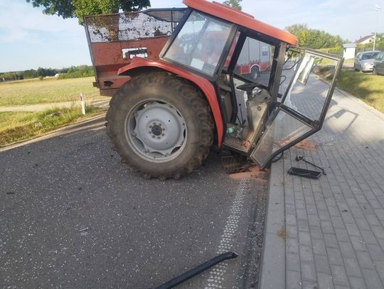 Po zderzeniu z oplem z ciągnika odpadł przód. Groźny wypadek na drodze wojewódzkiej