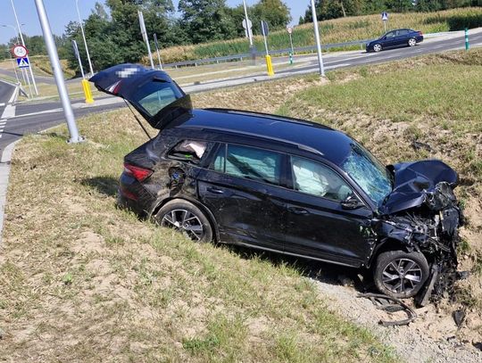 Po zderzeniu z osobówką kierowca wypadł z busa przez okno. Zginął na miejscu, pięć osób jest rannych