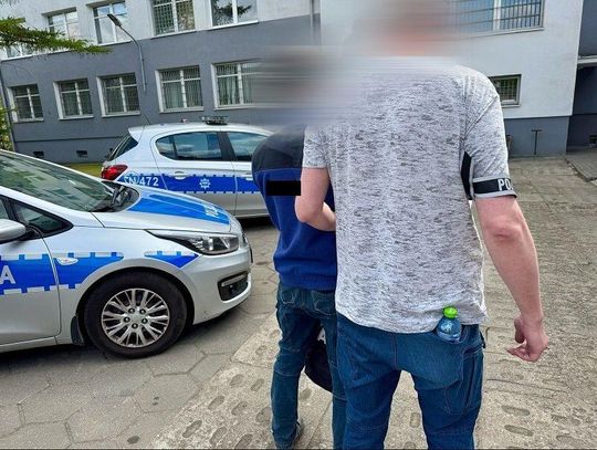 Pobił 21-latka i zdemolował jego samochód. Policjanci zatrzymali agresora w miejscu pracy
