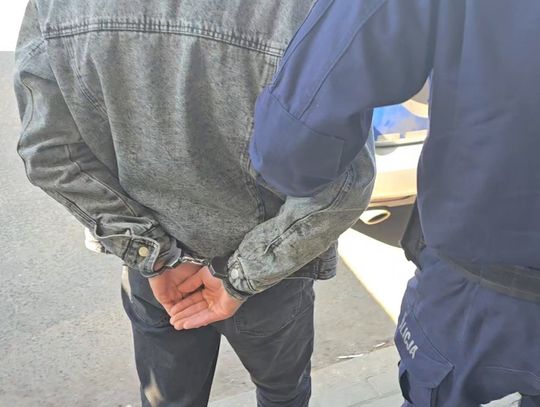 Pobił do nieprzytomności i zastraszał rodzinę świadka. 20-letni agresor zatrzymany przez policjantów Pobił do nieprzytomności i zastraszał rodzinę świadka. 20-letni agresor zatrzymany przez policjantów